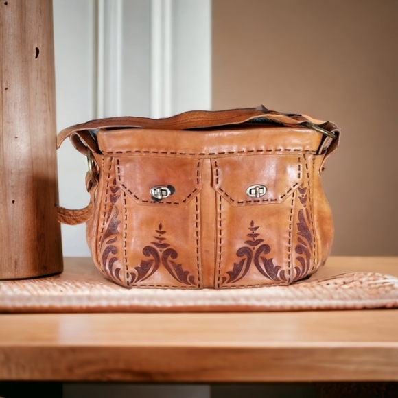 Vintage 1970s Tooled Leather Shoulder Bag - Picture 4 of 16